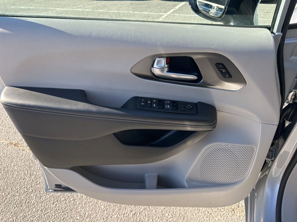 Used 2024 Chrysler Pacifica Touring-L image 26