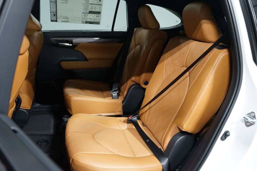 New 2026 Toyota Highlander Platinum AWD/4WD image 6