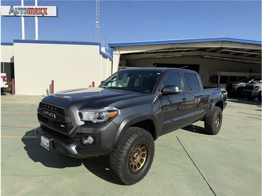 Used 2022 Toyota Tacoma TRD Off-Road w/ Technology Package AWD/4WD image 2