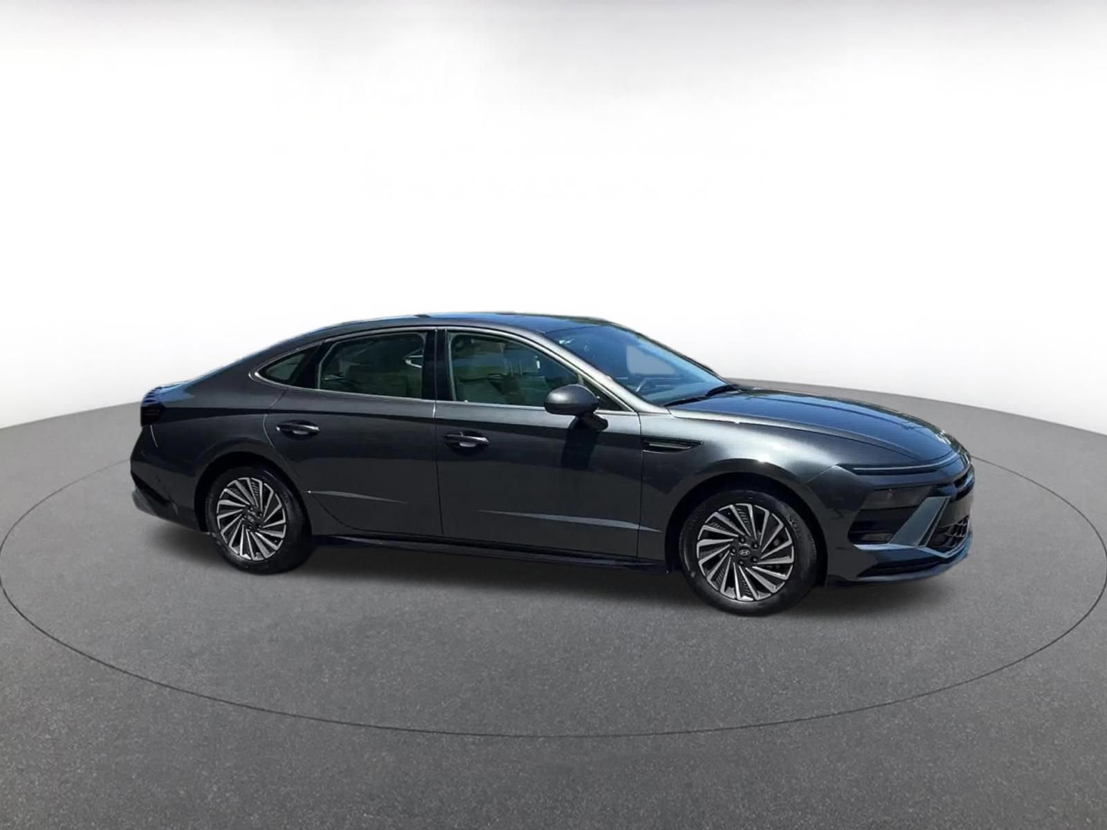 Used 2025 Hyundai Sonata SEL FWD image 2