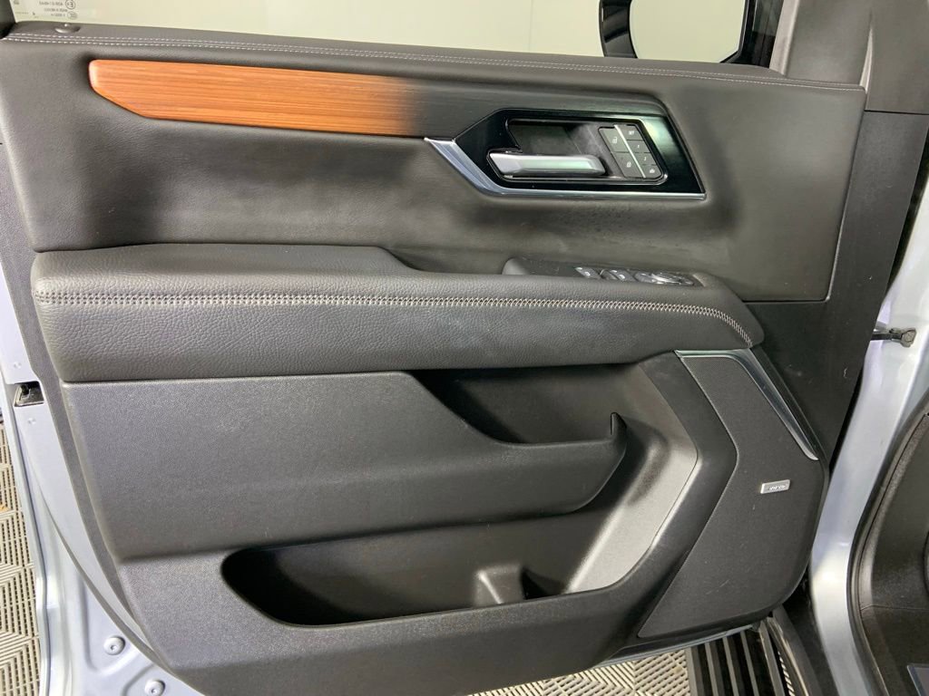 Used 2025 GMC Yukon Denali w/ Sun & Power Step Package image 24