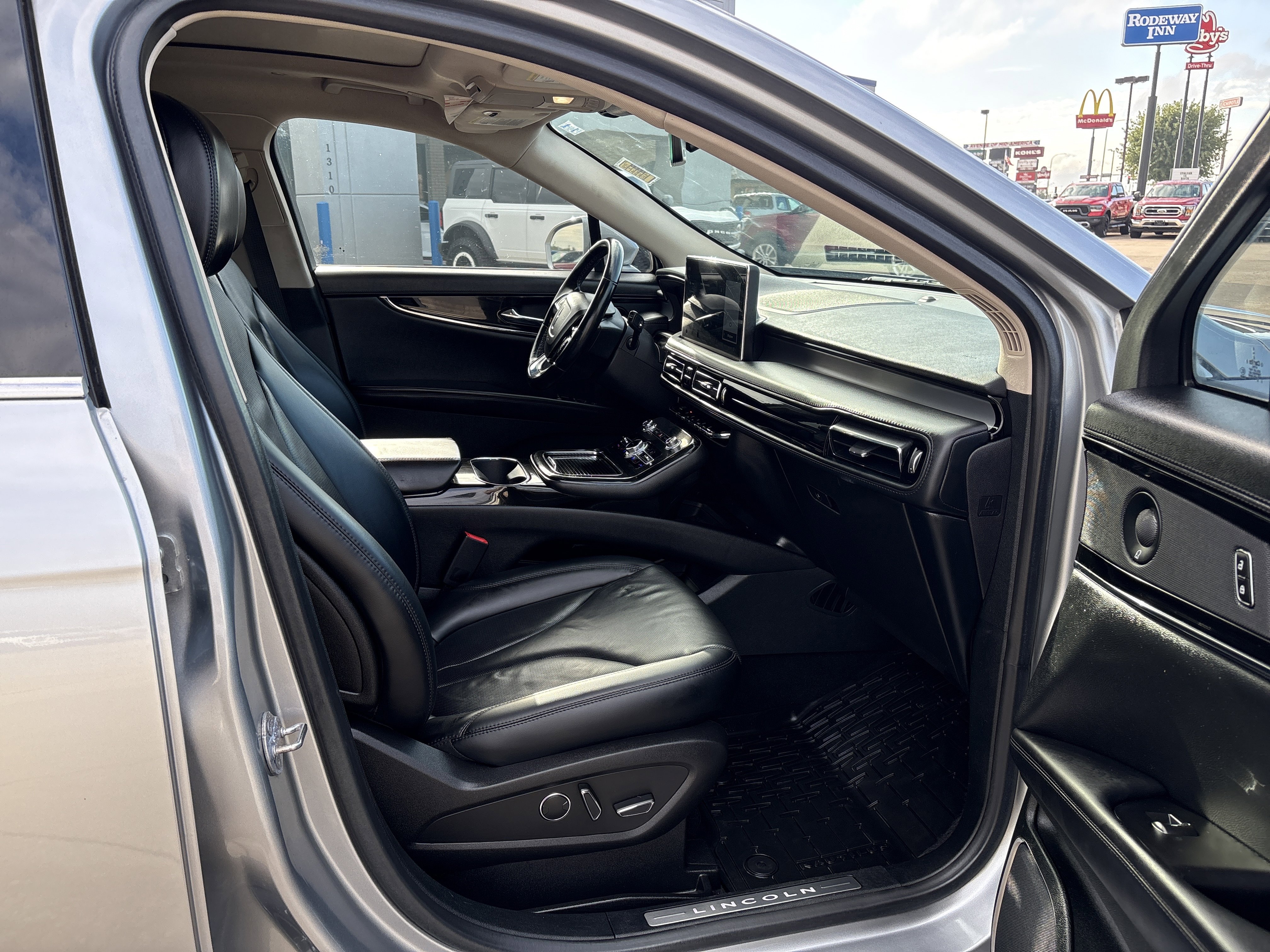 Used 2023 Lincoln Nautilus Reserve image 9