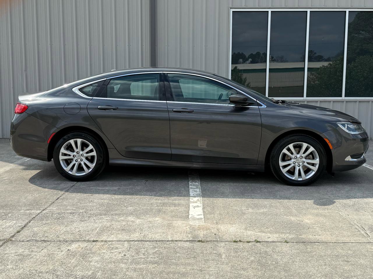Used 2015 Chrysler 200 Limited w/ Convenience Group image 4