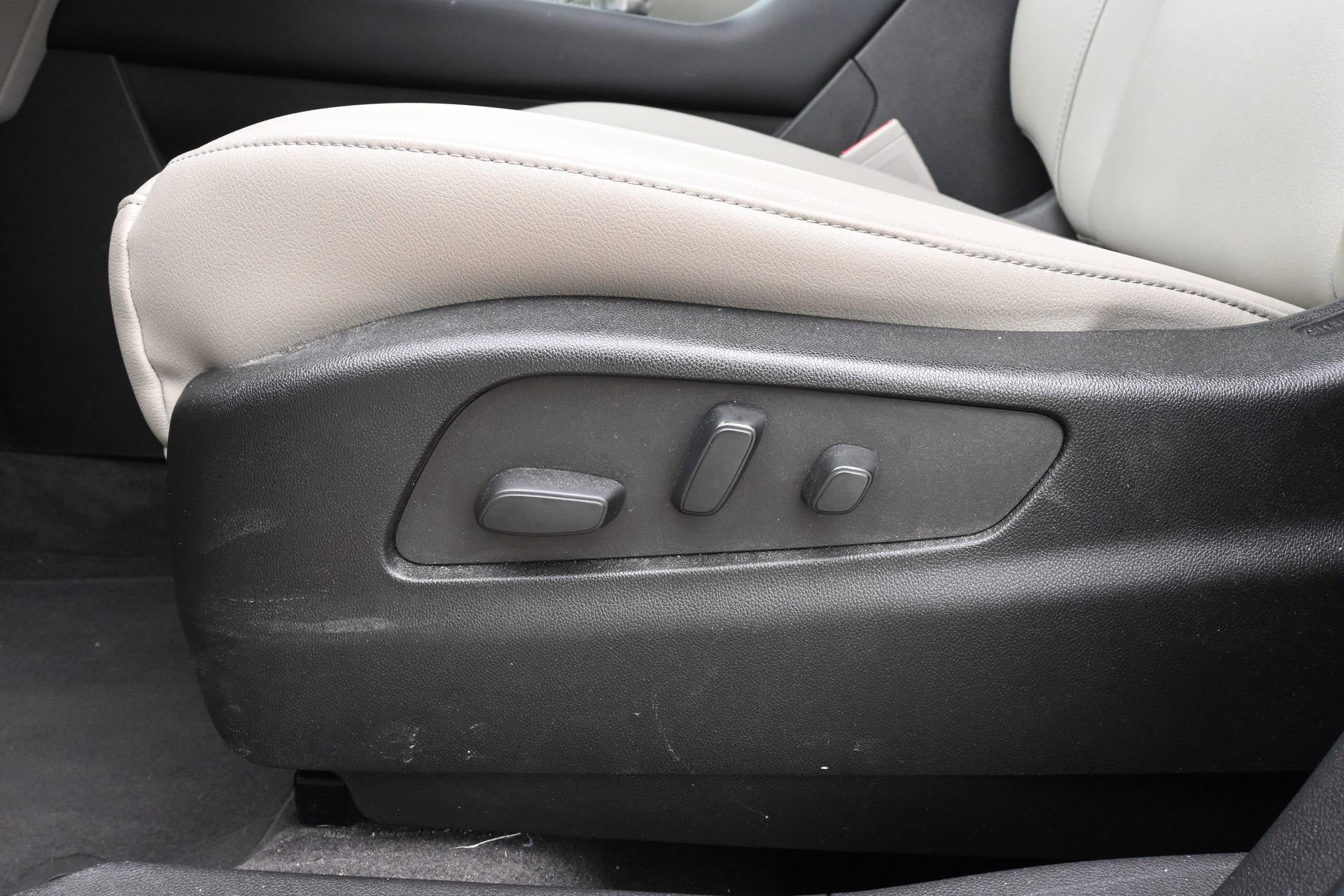 Used 2023 Cadillac XT4 Luxury w/ Cold Weather Package FWD image 16