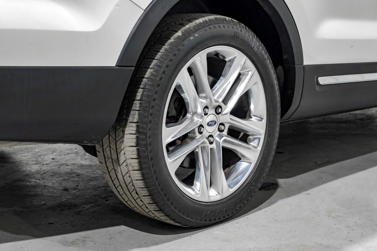 Used 2017 Ford Explorer XLT w/ Equipment Group 202A FWD image 58