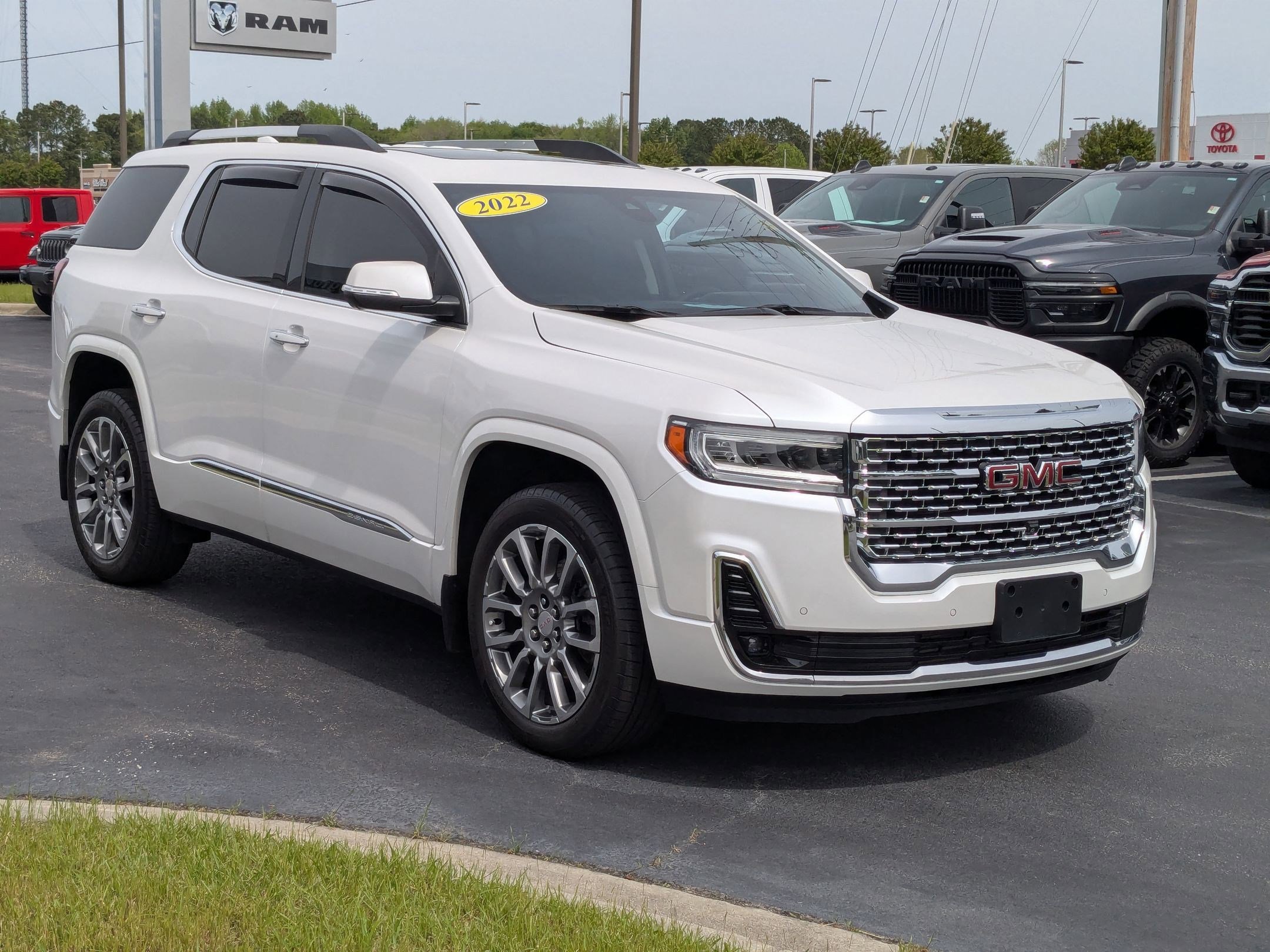 Used 2022 GMC Acadia Denali w/ Denali Technology Package image 3