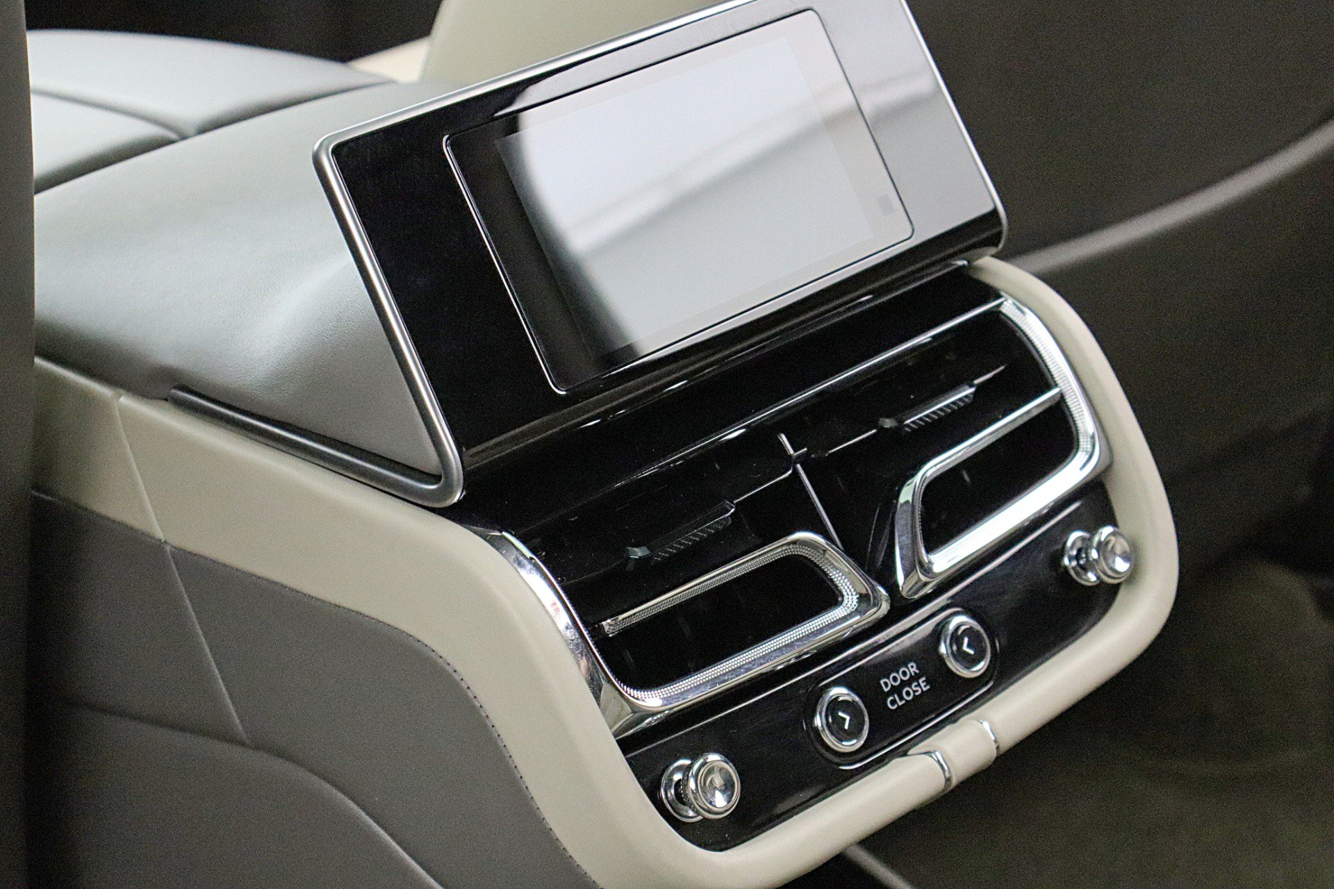Used 2024 Bentley Bentayga Extended Wheelbase AWD/4WD image 32