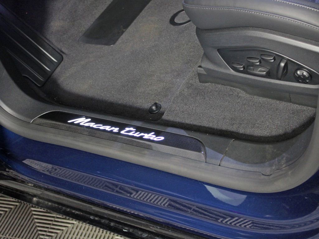 Certified 2025 Porsche Macan Turbo Electric AWD/4WD image 18