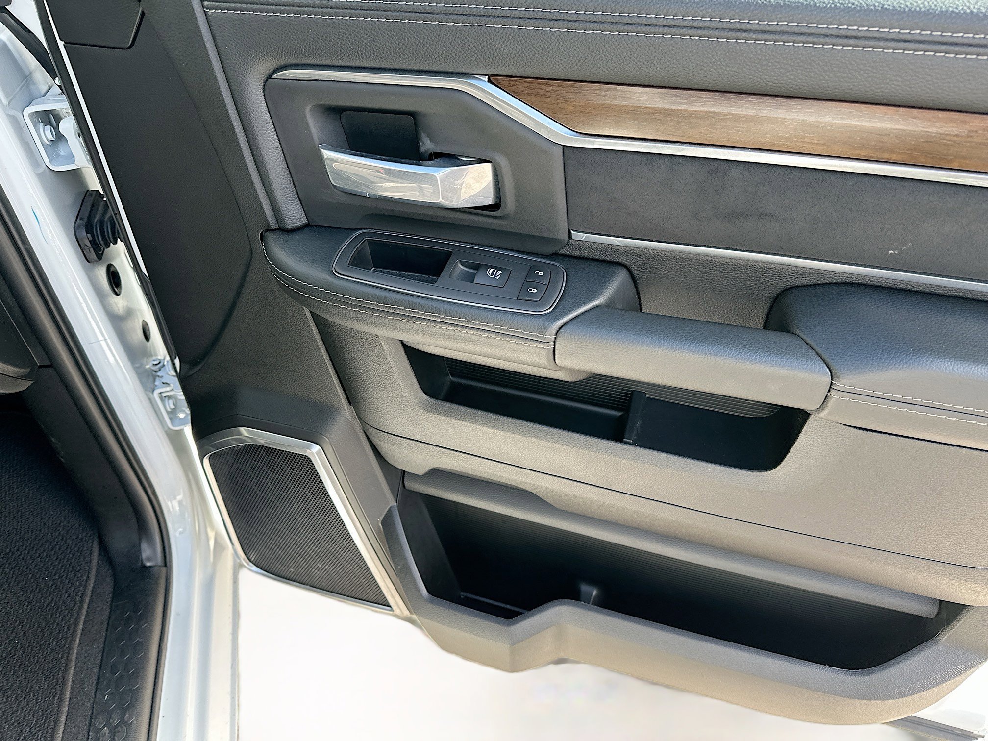 Used 2024 RAM 2500 Laramie image 31