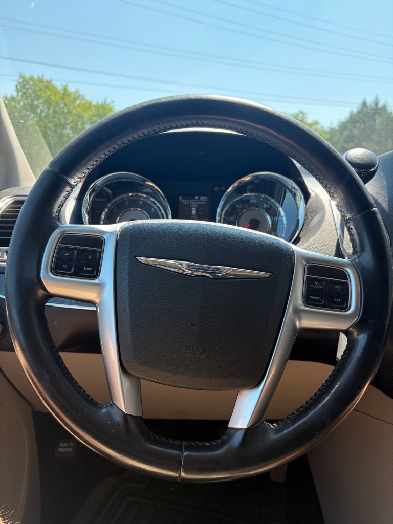 Used 2011 Chrysler Town & Country Touring FWD image 20