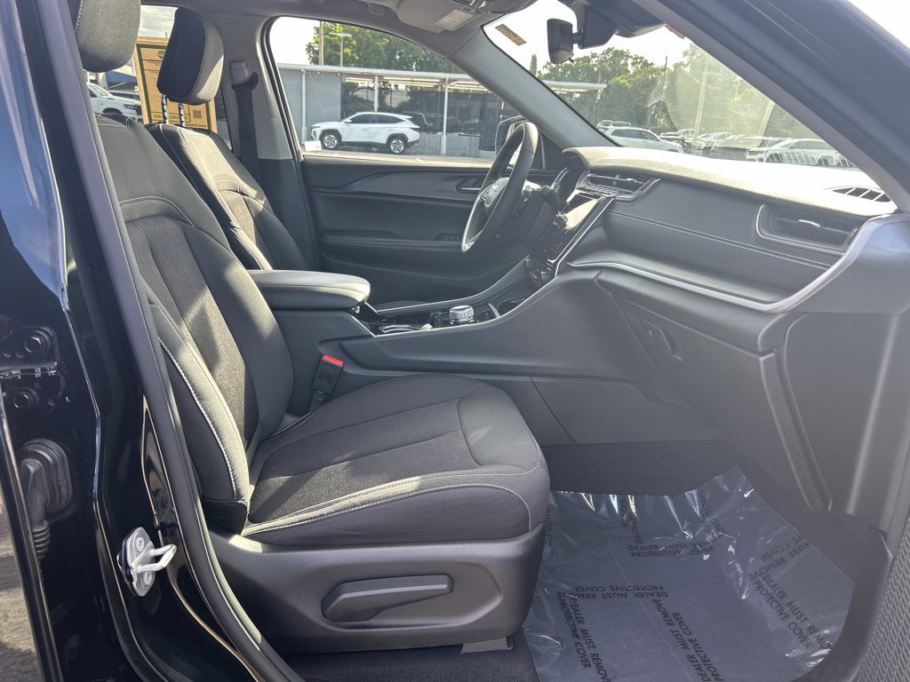 Used 2023 Jeep Grand Cherokee Laredo w/ Luxury Tech Group I RWD image 23