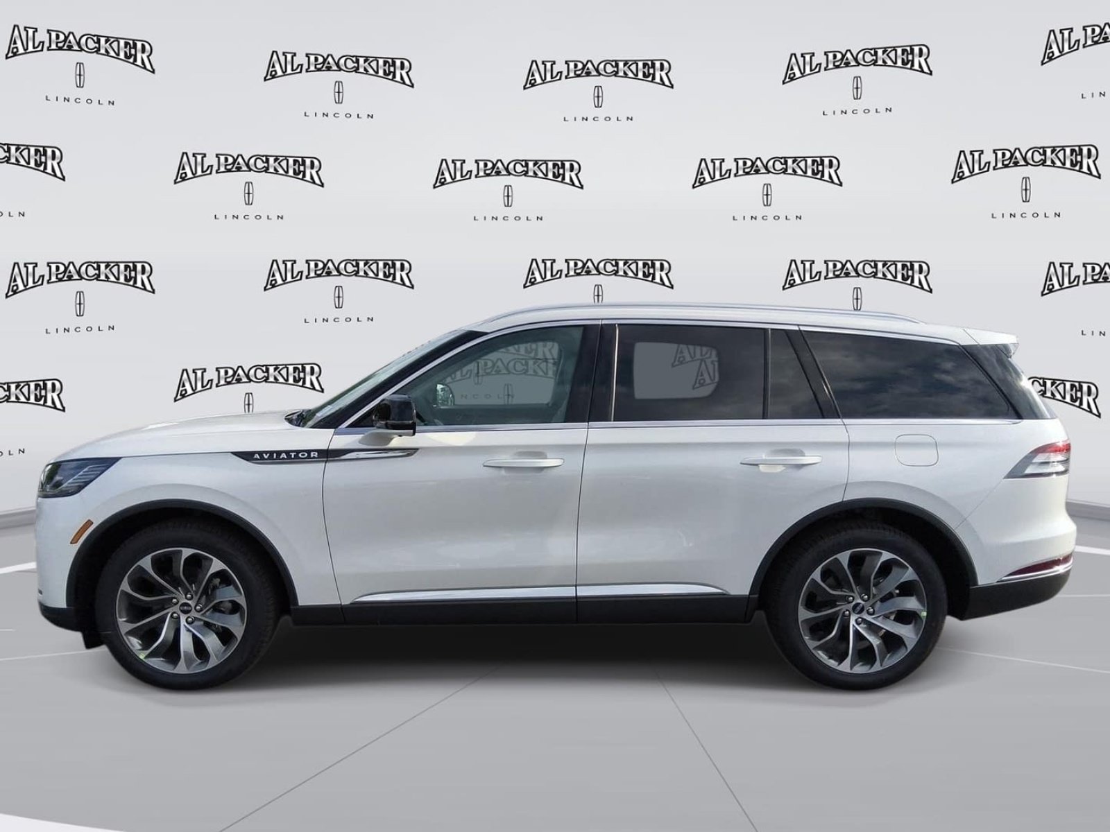 New 2026 Lincoln Aviator Reserve w/ Illumination Package RWD image 2