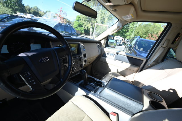 Used 2017 Ford Expedition XLT w/ Equipment Group 202A AWD/4WD image 9