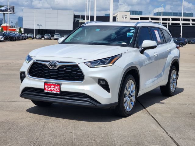 Certified 2025 Toyota Highlander Limited FWD image 3