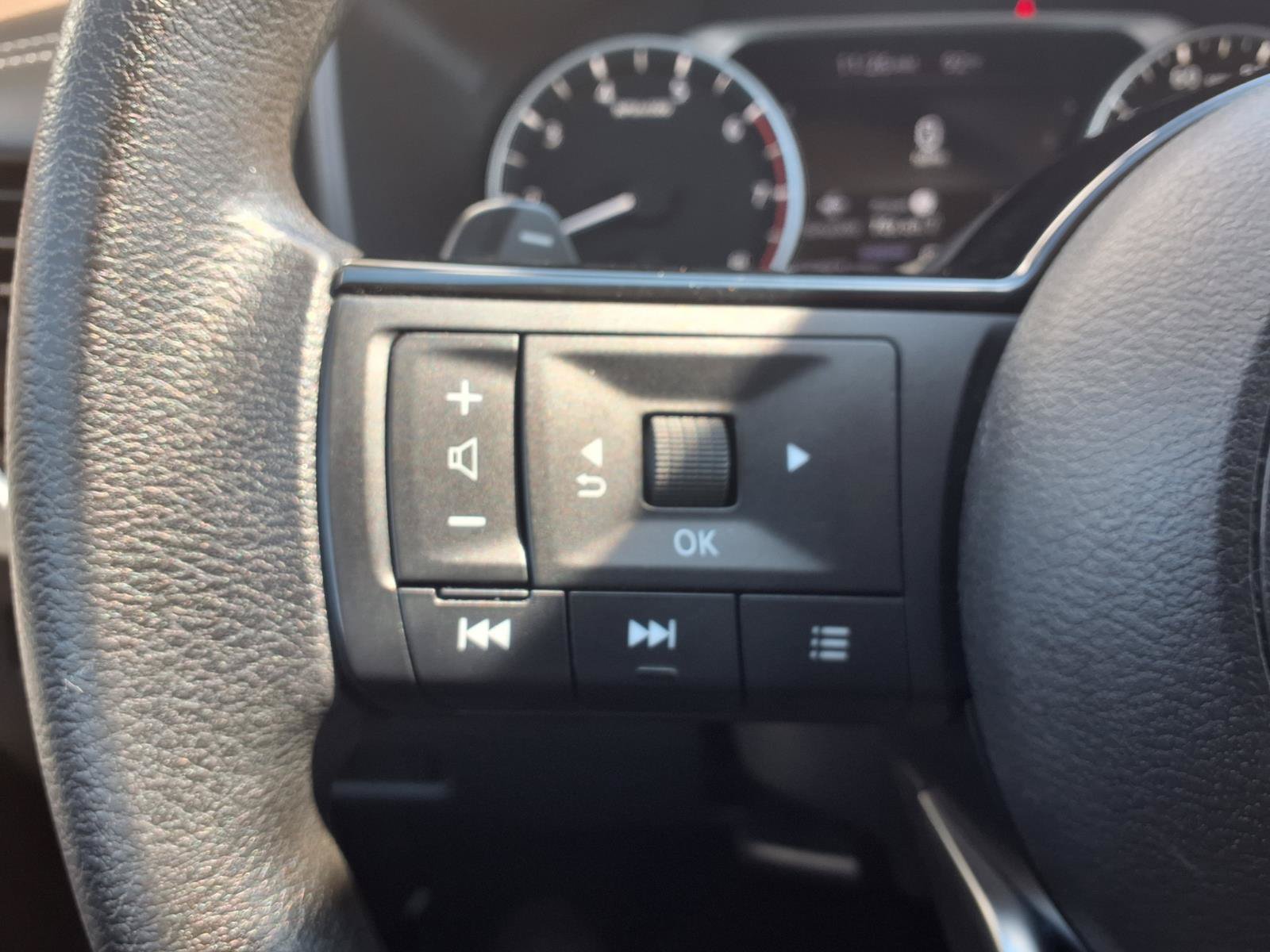 Used 2022 Nissan Rogue SV FWD image 17