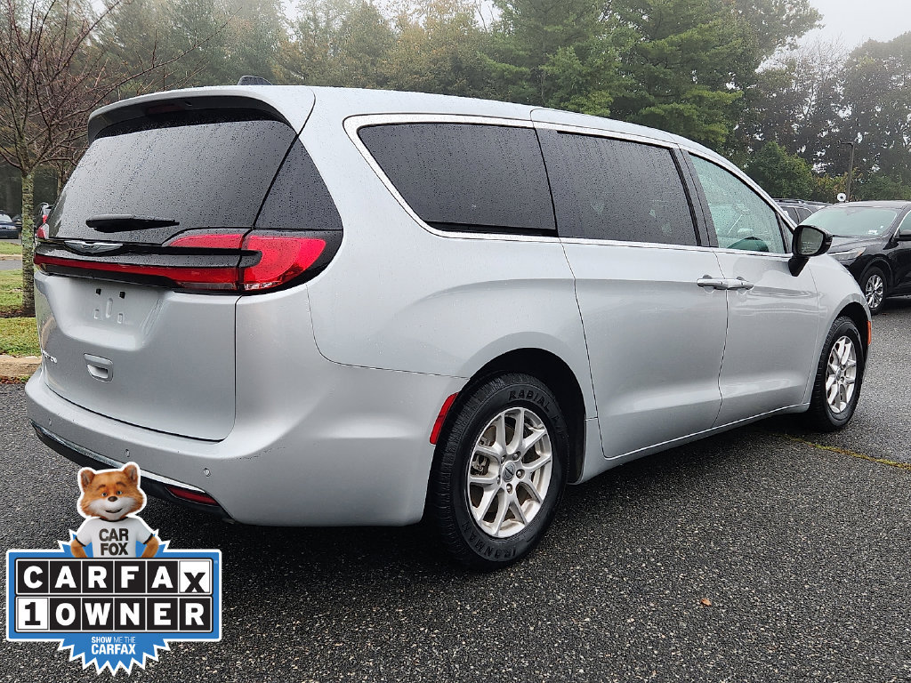 Used 2024 Chrysler Pacifica Touring-L FWD image 6