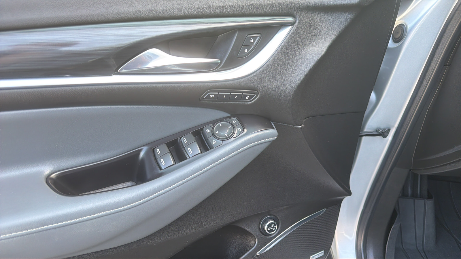Used 2020 Buick Enclave Premium w/ Sun and Sites Package FWD image 25