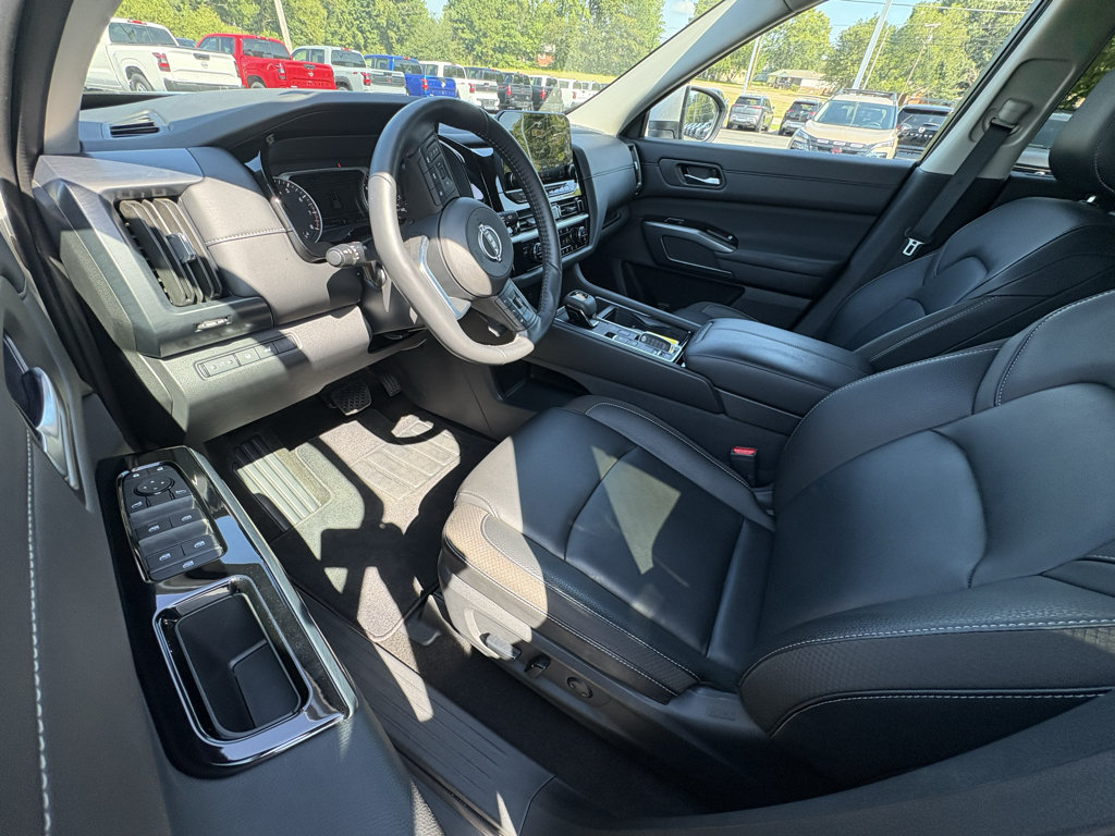 Used 2025 Nissan Pathfinder SL FWD image 12
