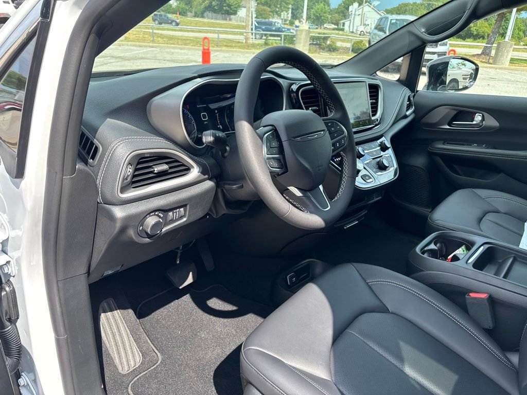 New 2027 Chrysler Pacifica Select FWD image 32