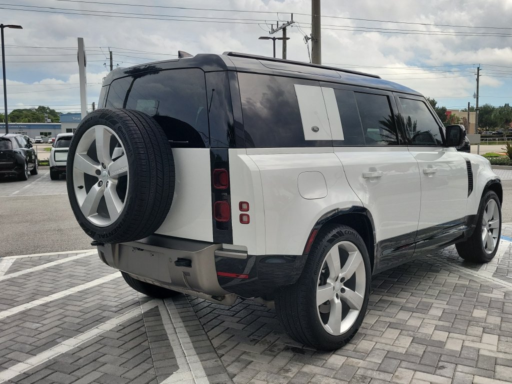Certified 2024 Land Rover Defender 110 X-Dynamic SE AWD/4WD image 5