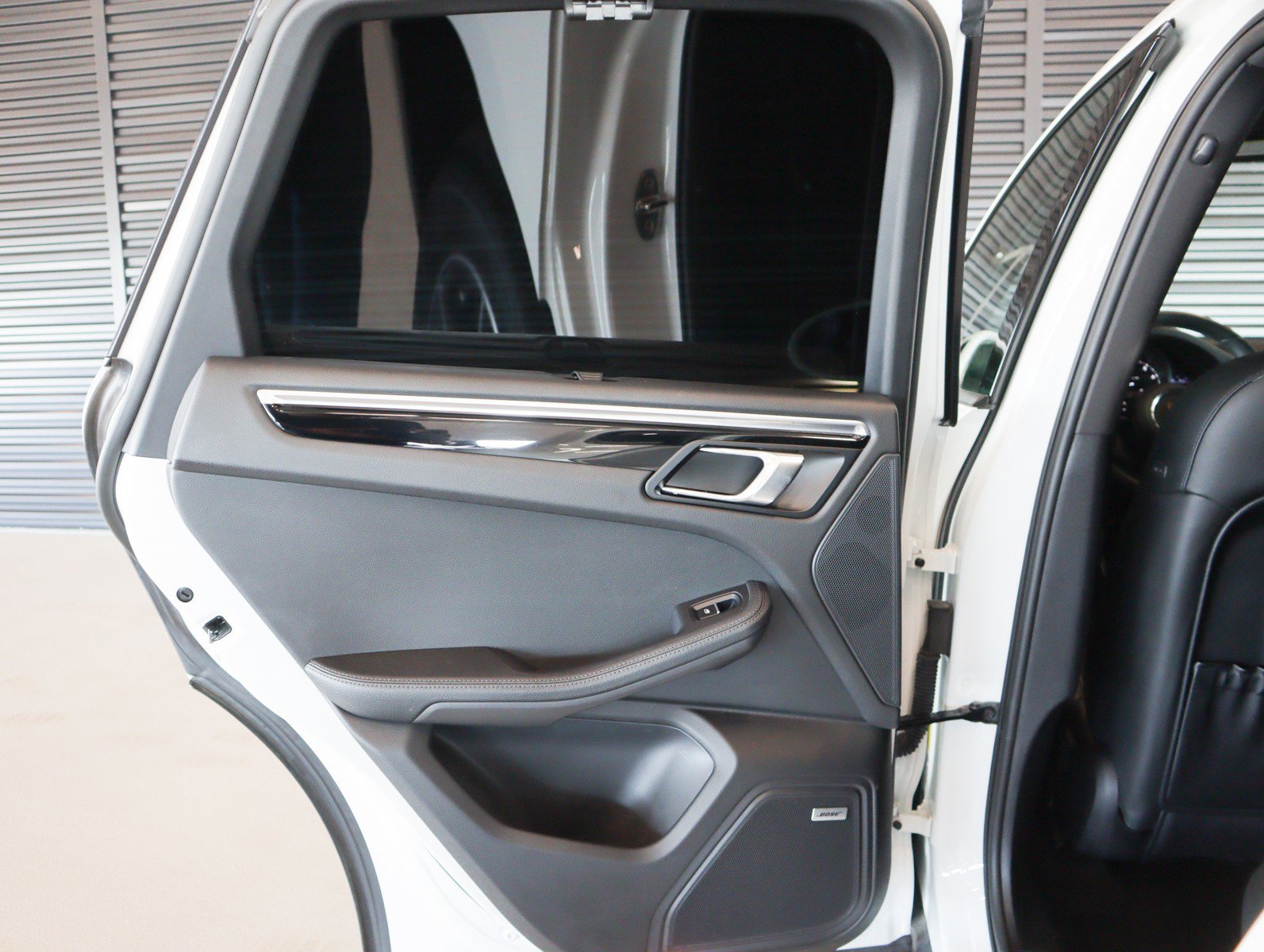 Certified 2022 Porsche Macan AWD/4WD image 19