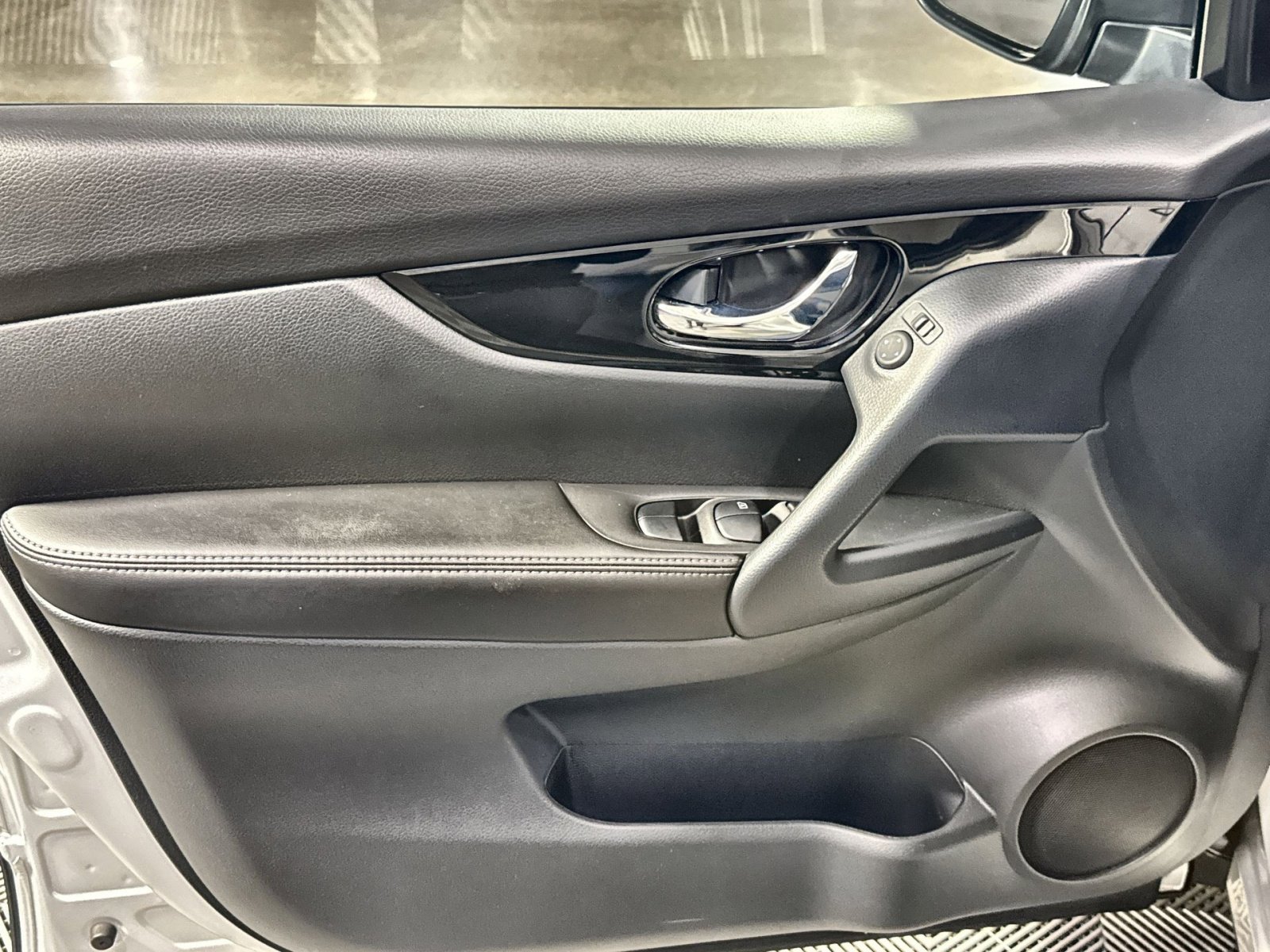 Used 2022 Nissan Rogue Sport SV image 15