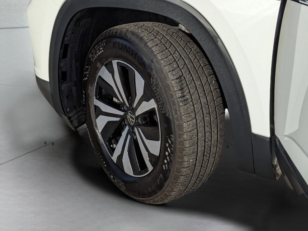 Certified 2025 Volkswagen Atlas Cross Sport SE FWD image 35