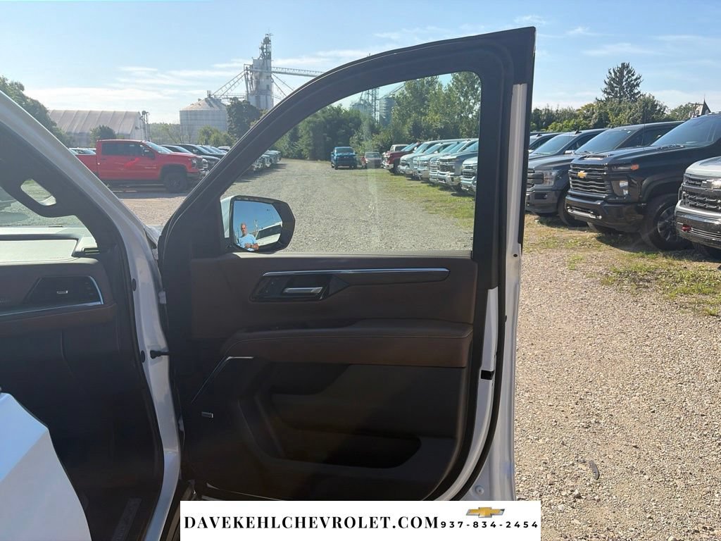 Used 2025 Chevrolet Tahoe High Country AWD/4WD image 28