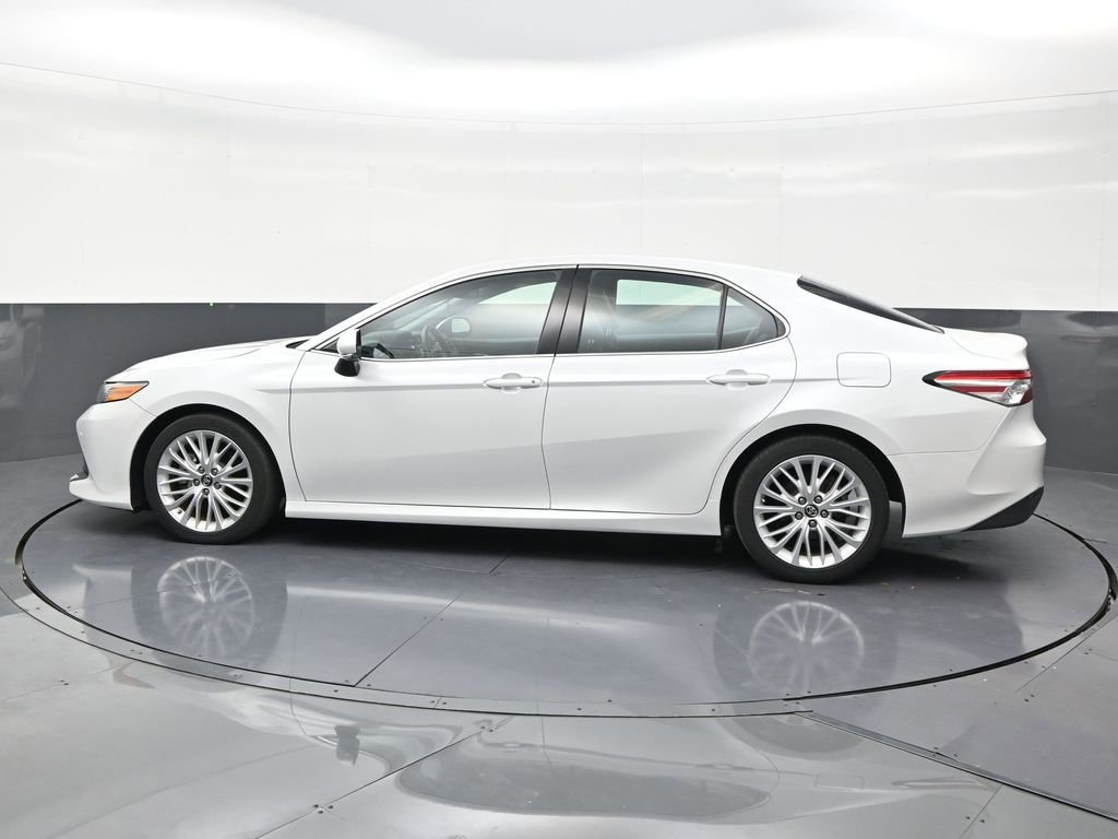 Used 2018 Toyota Camry XLE FWD image 2
