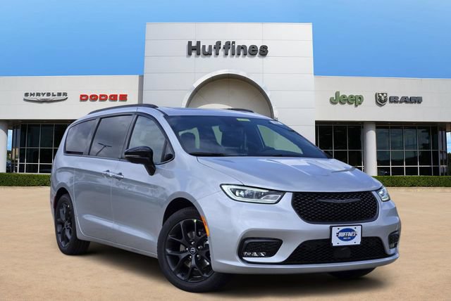 New 2026 Chrysler Pacifica Limited w/ Uconnect Theater Family Group