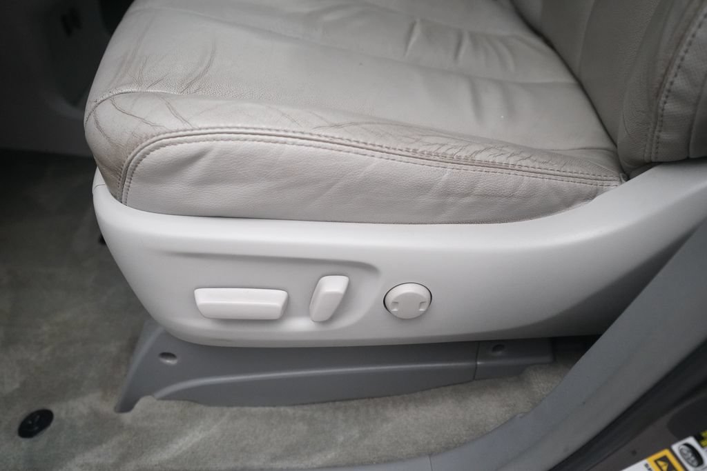 Used 2014 Toyota Sienna XLE FWD image 29