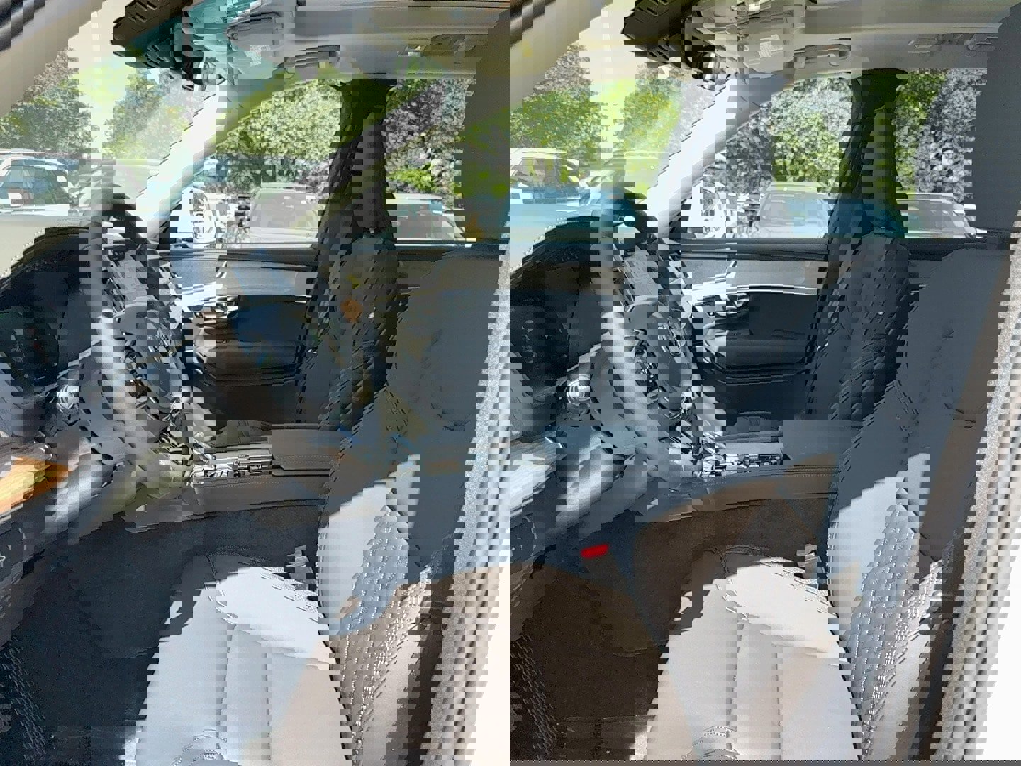 Used 2025 Volvo XC90 B6 Core w/ Climate Package image 13