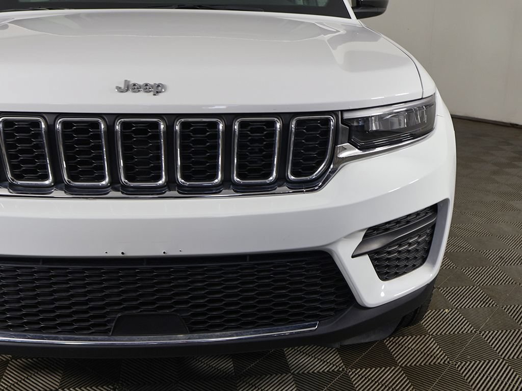 Used 2023 Jeep Grand Cherokee Laredo AWD/4WD image 12