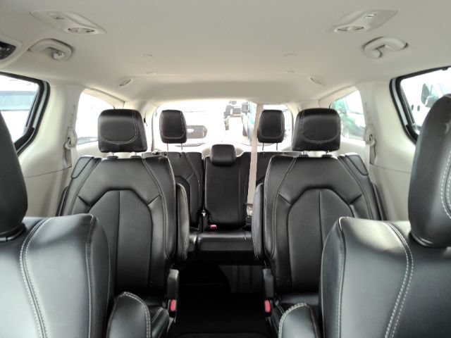 Used 2024 Chrysler Pacifica Touring-L FWD image 38