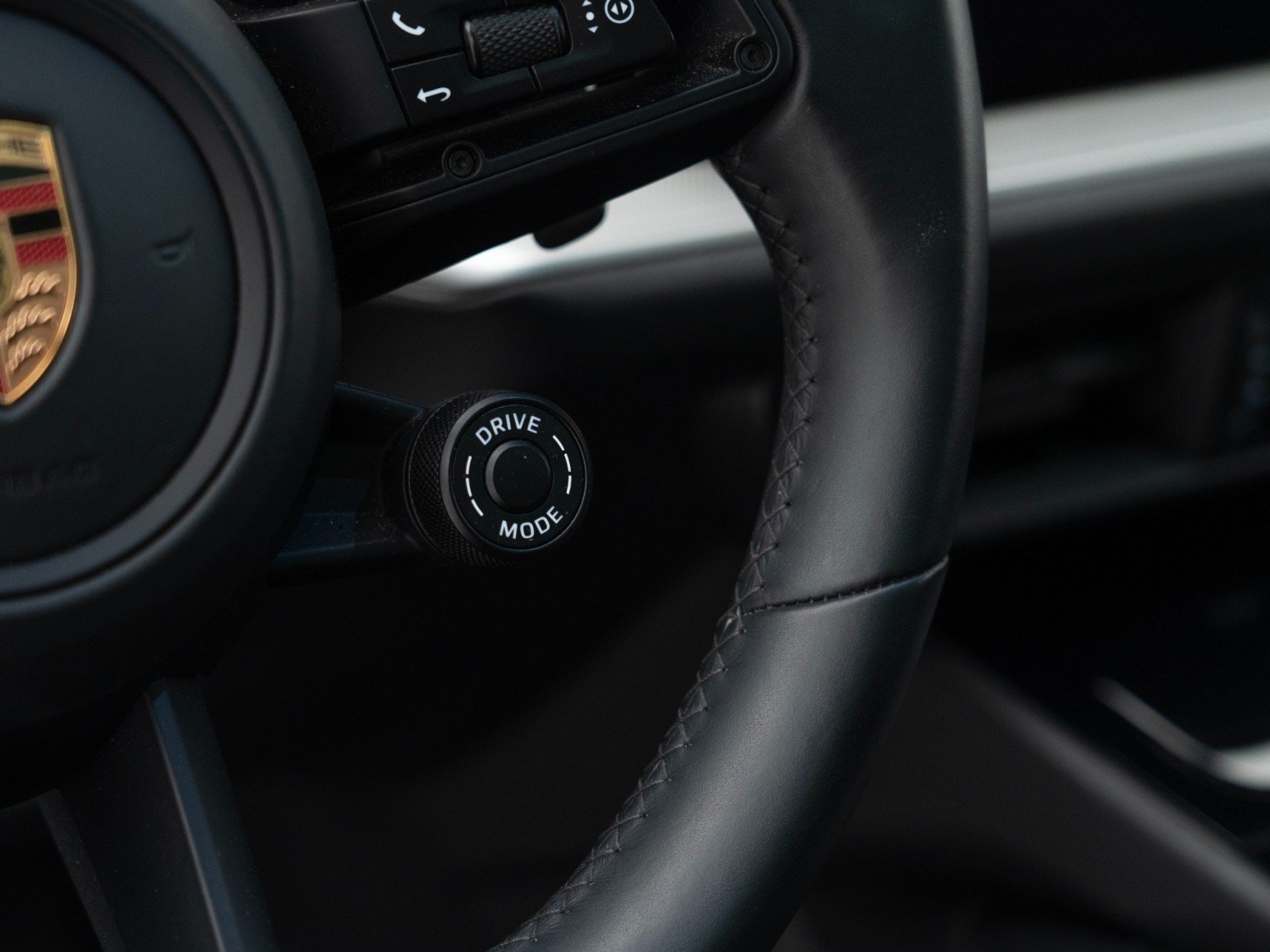 Certified 2025 Porsche Cayenne GTS AWD/4WD image 28