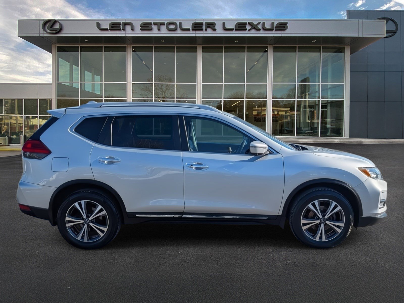 Used 2017 Nissan Rogue SL w/ SL Premium Package image 2