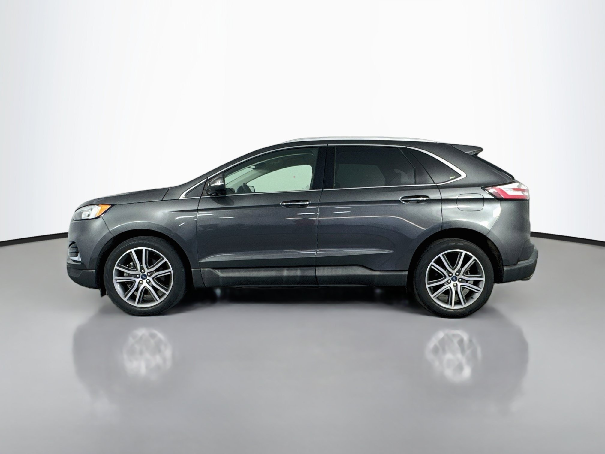 Used 2019 Ford Edge Titanium w/ Cold Weather Package AWD/4WD image 4