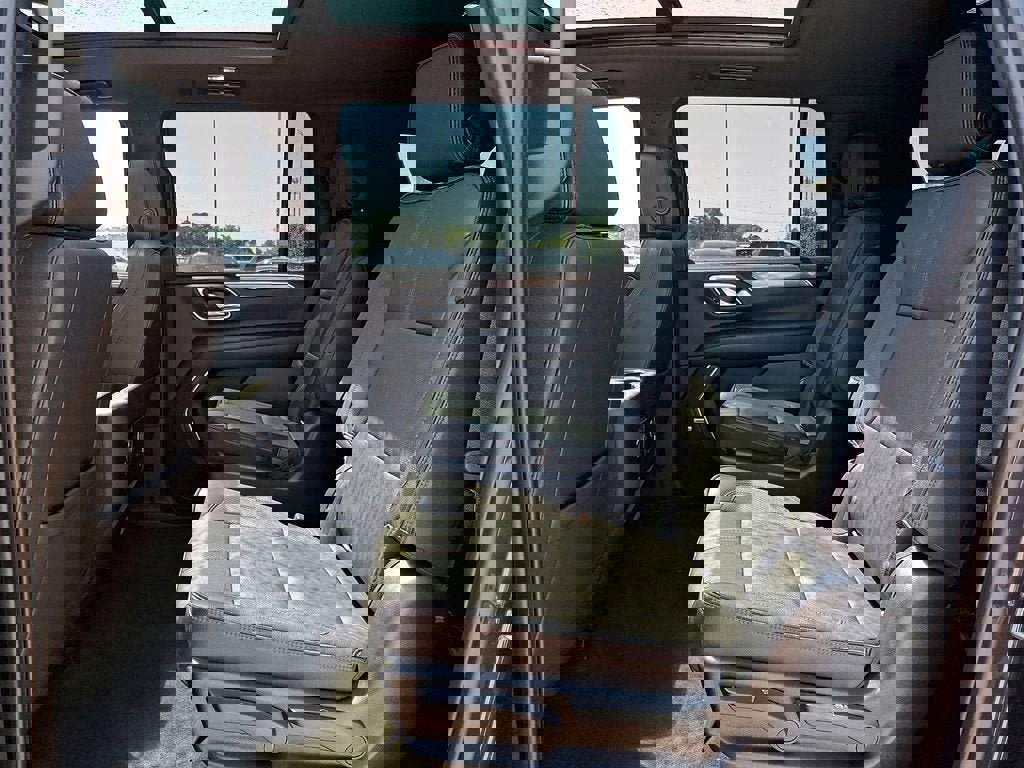 Certified 2022 Chevrolet Suburban RST w/ Luxury Package AWD/4WD image 11