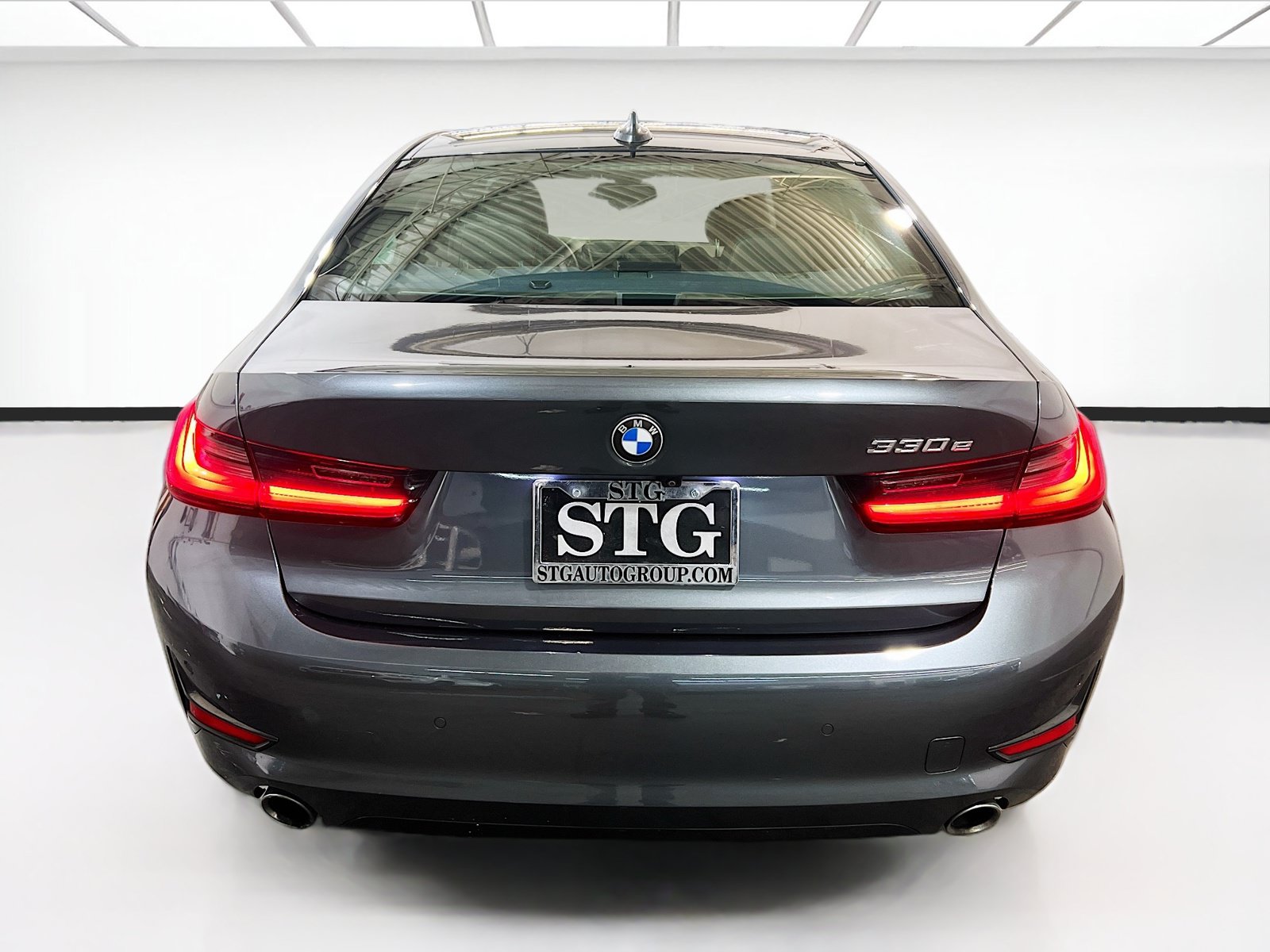 Used 2022 BMW 330e w/ Convenience Package RWD image 5