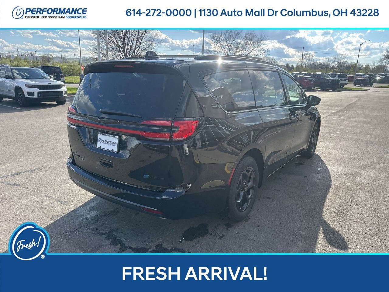 Used 2026 Chrysler Pacifica Premium w/ Quick Order Package 2ET image 4