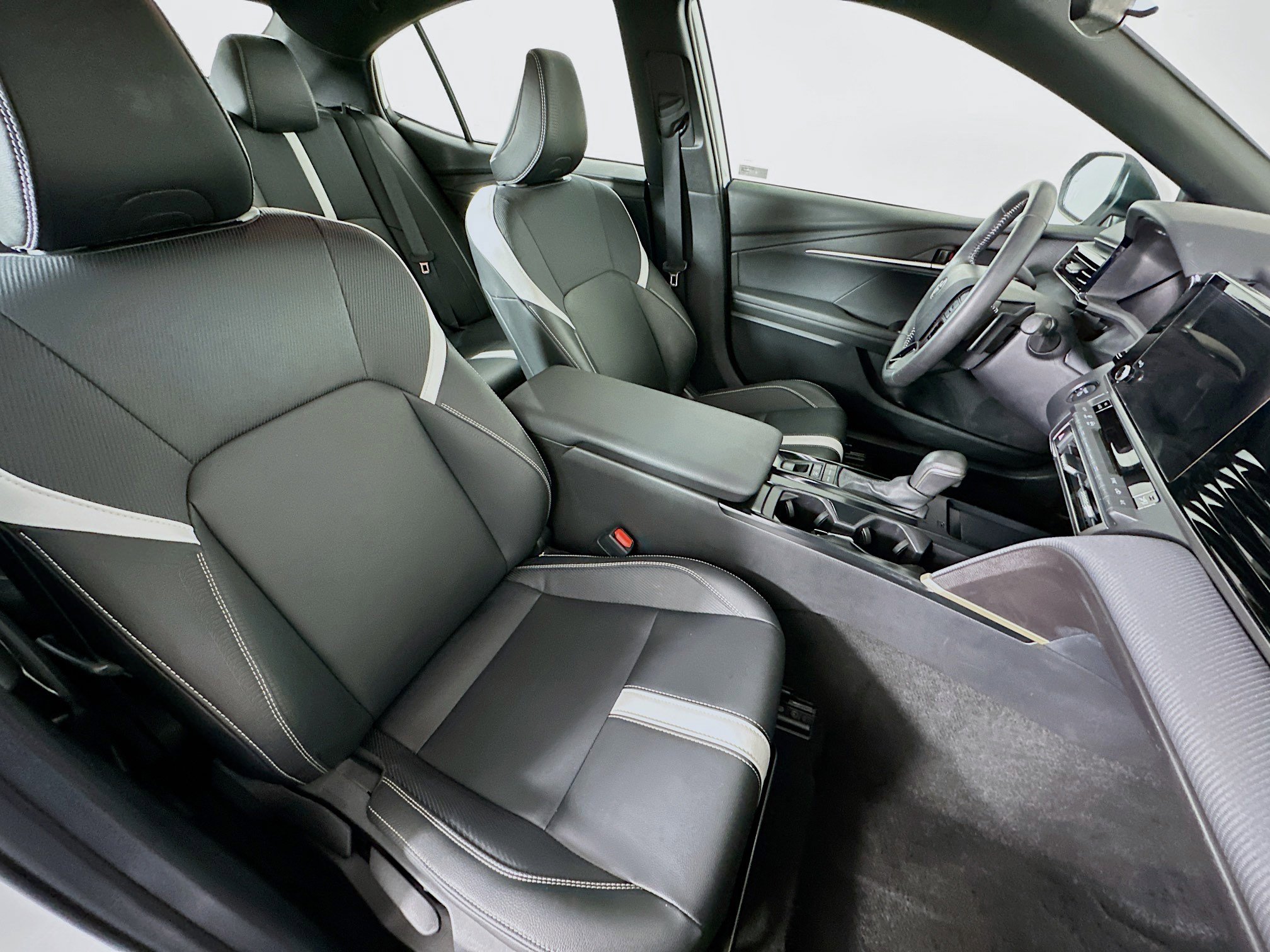 Used 2025 Toyota Camry SE image 31