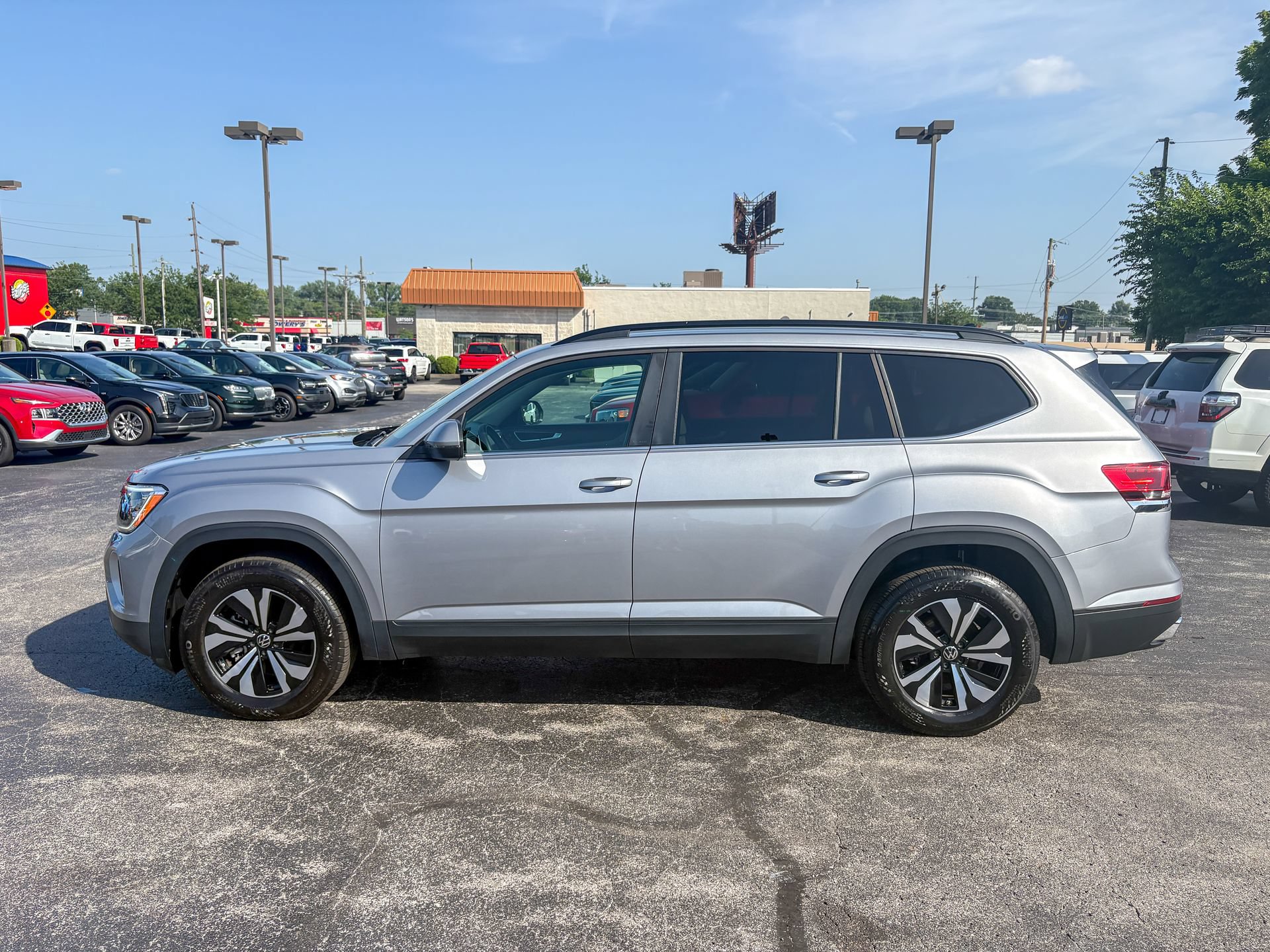 Used 2024 Volkswagen Atlas SE AWD/4WD image 9
