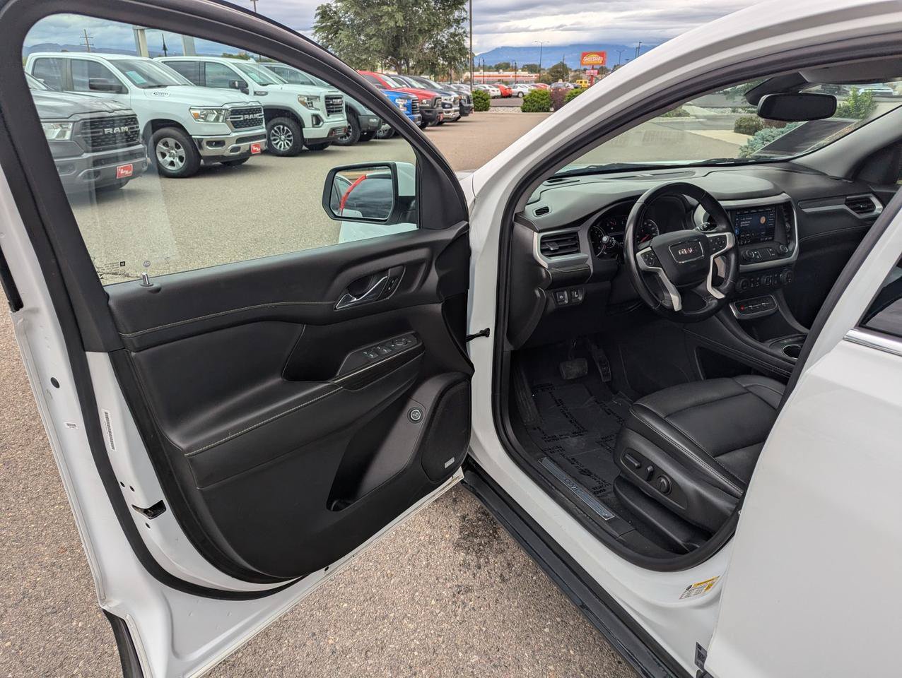 Used 2023 GMC Acadia SLT AWD/4WD image 8