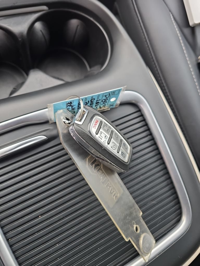 Used 2024 Chrysler Pacifica Touring-L FWD image 28