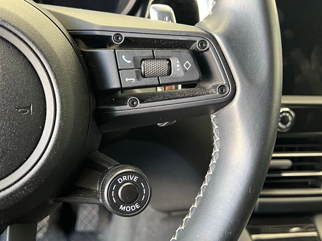 Used 2023 Porsche Macan Turbo image 9