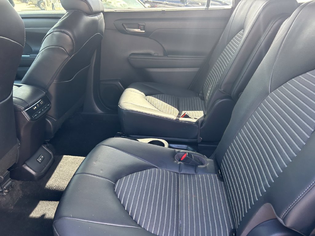 Used 2023 Toyota Highlander XSE FWD image 17
