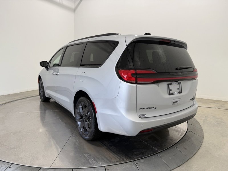 New 2026 Chrysler Pacifica Limited image 5
