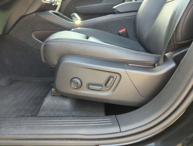 Used 2024 Volvo XC40 B5 Ultimate image 12