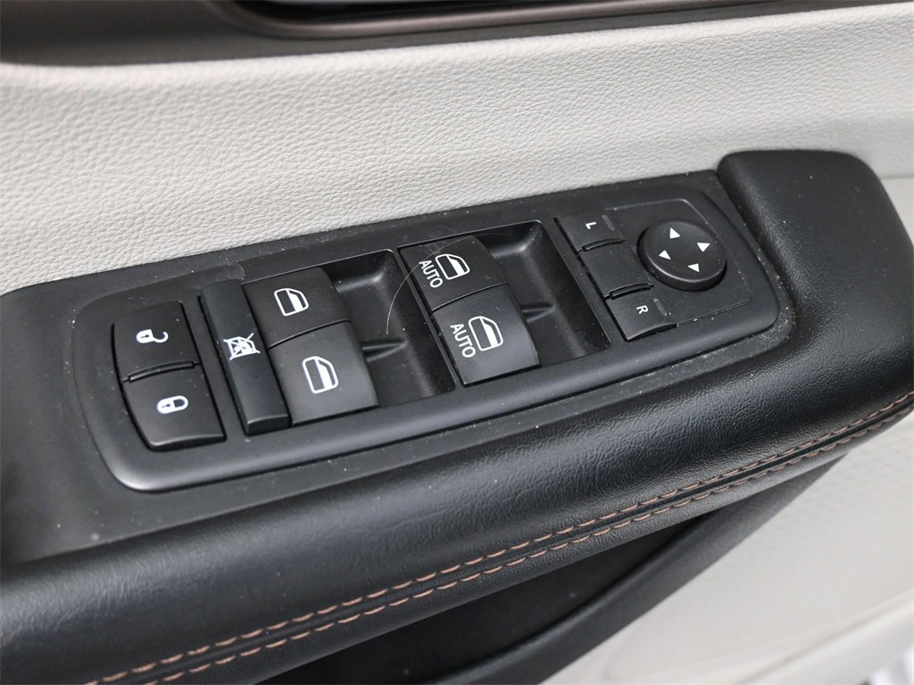 Used 2017 Chrysler Pacifica Touring-L image 3