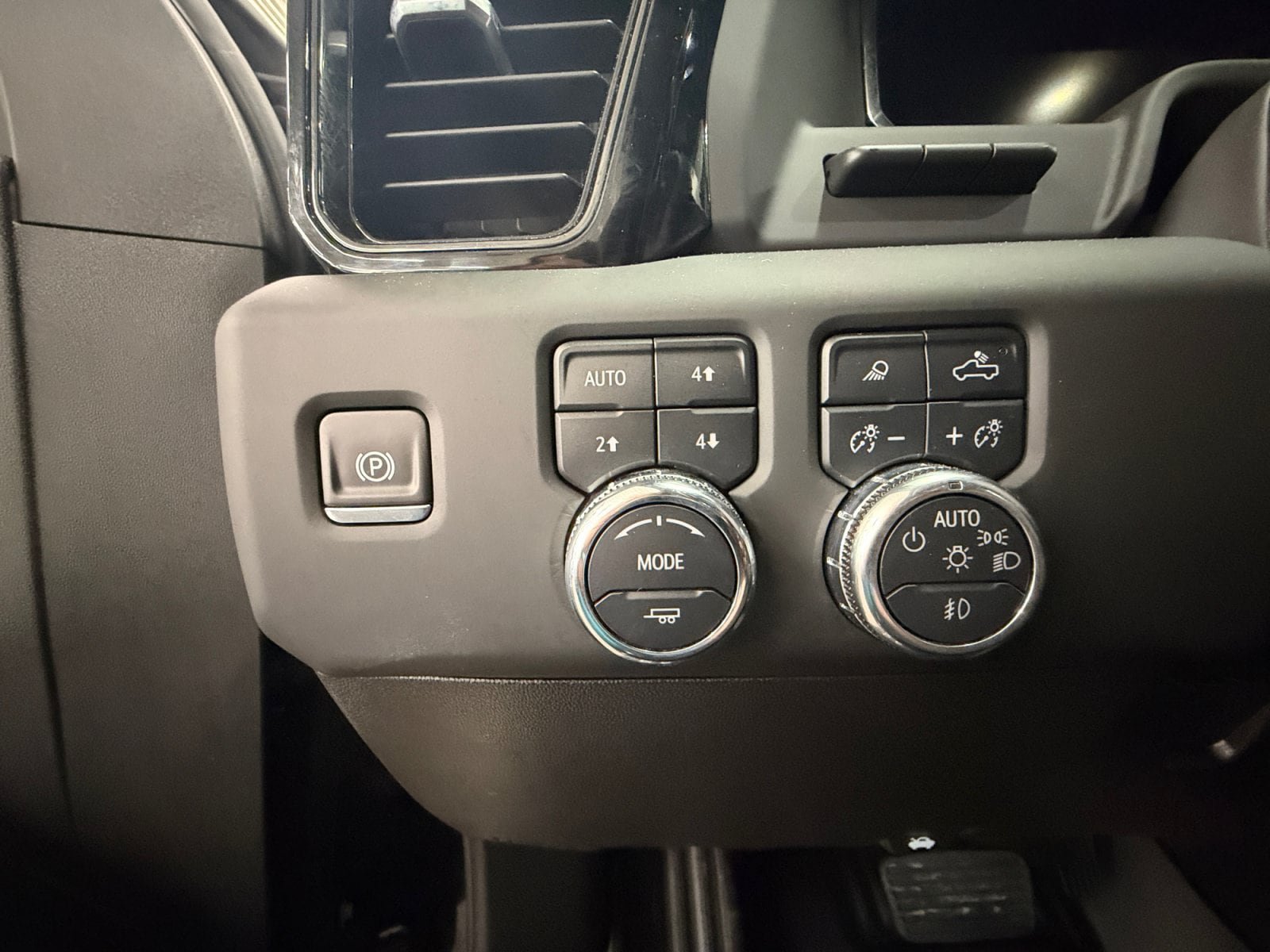 Used 2025 GMC Sierra 2500 AT4 w/ AT4 Premium Plus Package AWD/4WD image 25